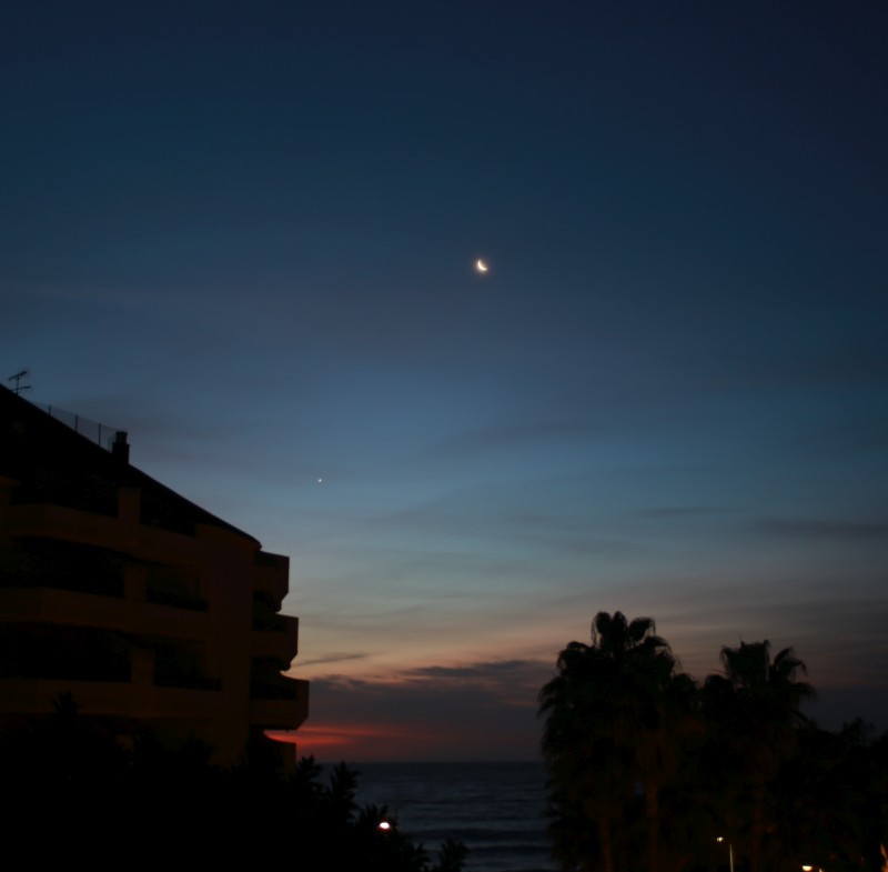 20160205 0744 Moon and Venus Andalusien.jpg