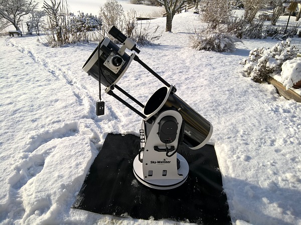 Teleskopet placerat på en kraftig gummiduk (Biltema)