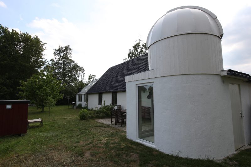 Det gamla observatoriet syns delvis till vänster i bilden.